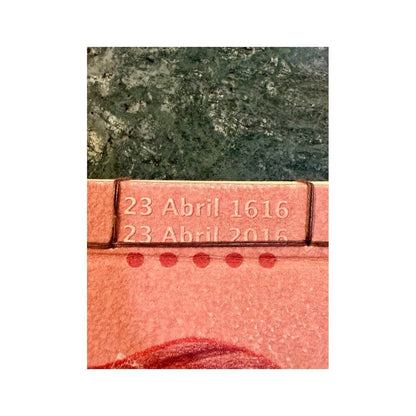 Detalle del lomo cosido con fechas grabadas y papel artesanal rosa salmón