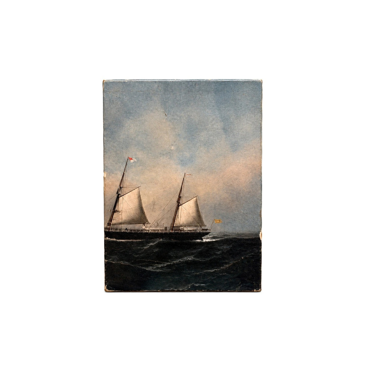 Reverso del estuche con pintura de un velero de dos mástiles sobre aguas oscuras