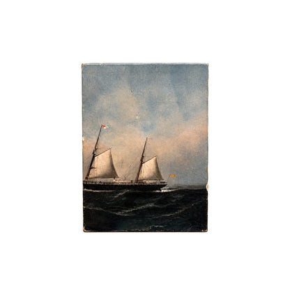 Reverso del estuche con pintura de un velero de dos mástiles sobre aguas oscuras
