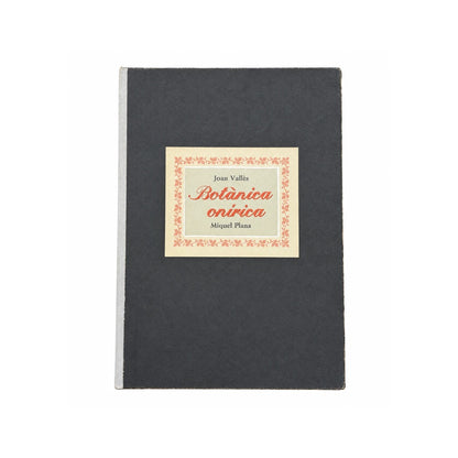 Libro de artista Botànica onírica con cubierta antracita, lomo claro y etiqueta botánica central