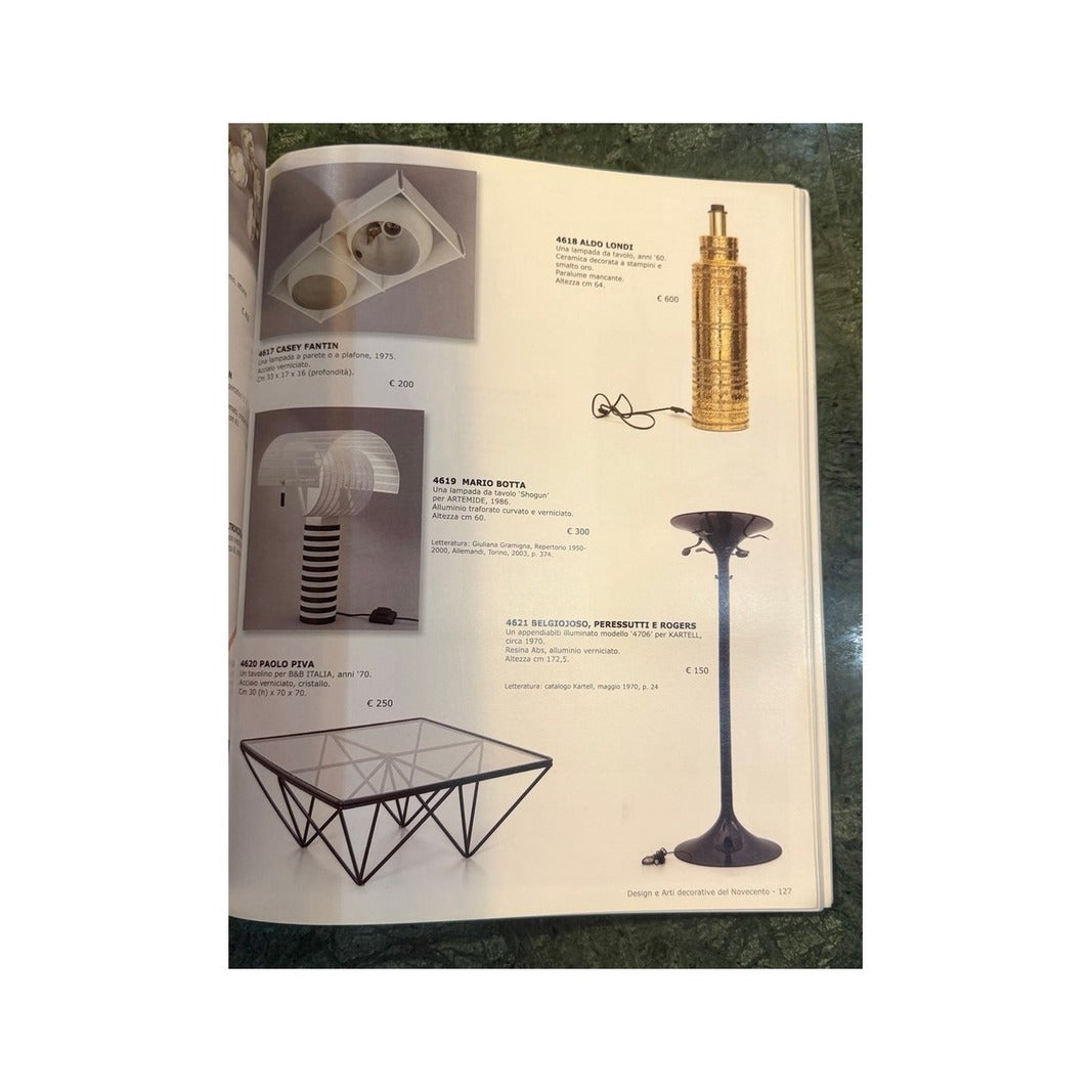 Página del catálogo Aste Boetto con lámparas de diseño y mesa baja de cristal y metal