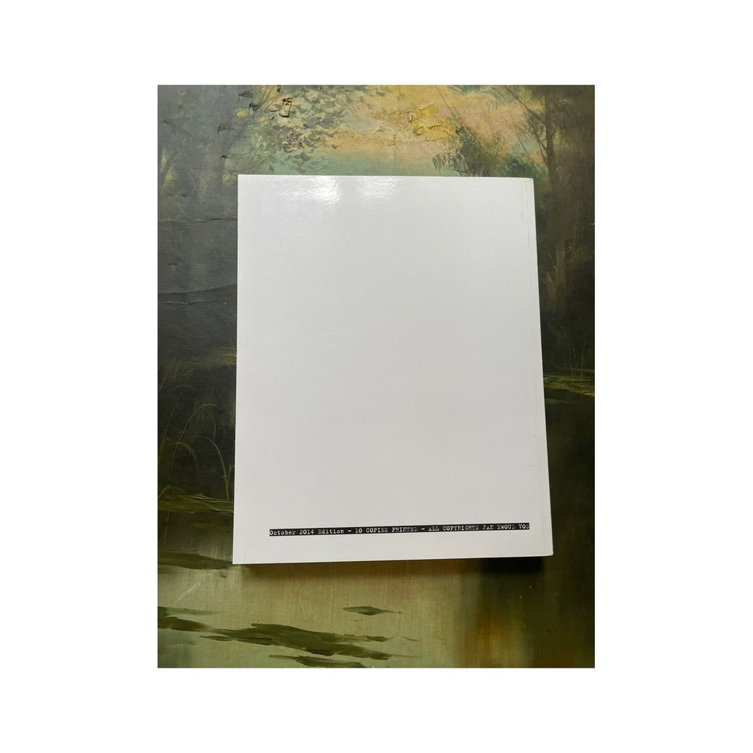 Contraportada blanca del portafolio Quiet Beauty con sello de edición de octubre de 2014 en el borde inferior