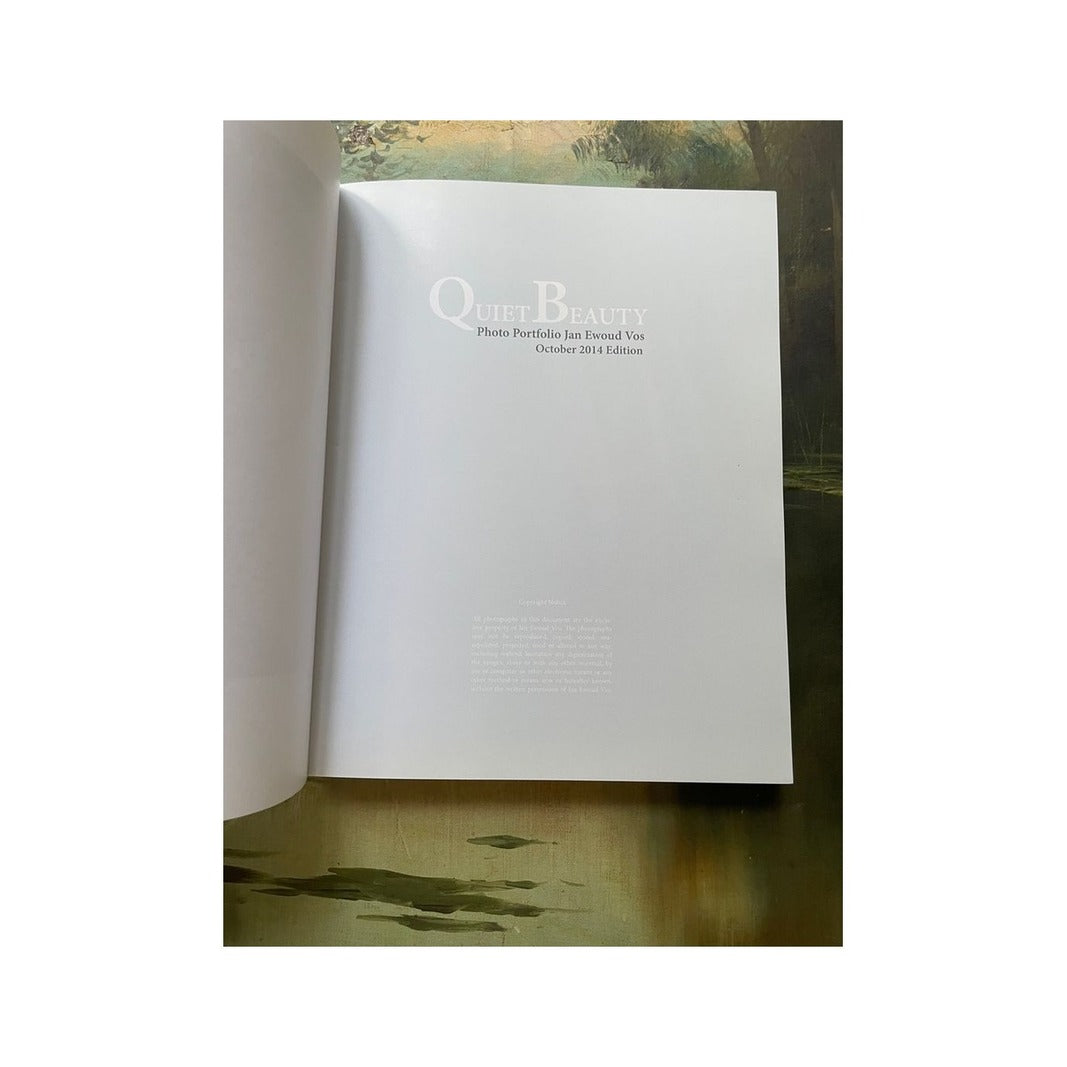 Página de título blanca de Quiet Beauty, portafolio fotográfico de Jan Ewoud Vos, edición de octubre de 2014