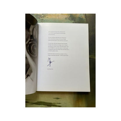 Página de presentación de Jan Ewoud Vos con texto y firma junto a un detalle fotográfico en blanco y negro