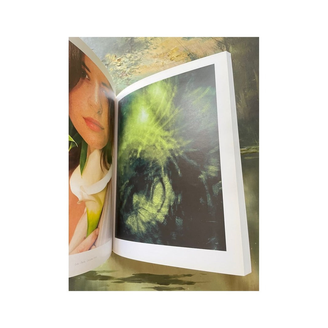 Páginas abiertas de Quiet Beauty con retrato de mujer y fotografía abstracta verde a página completa