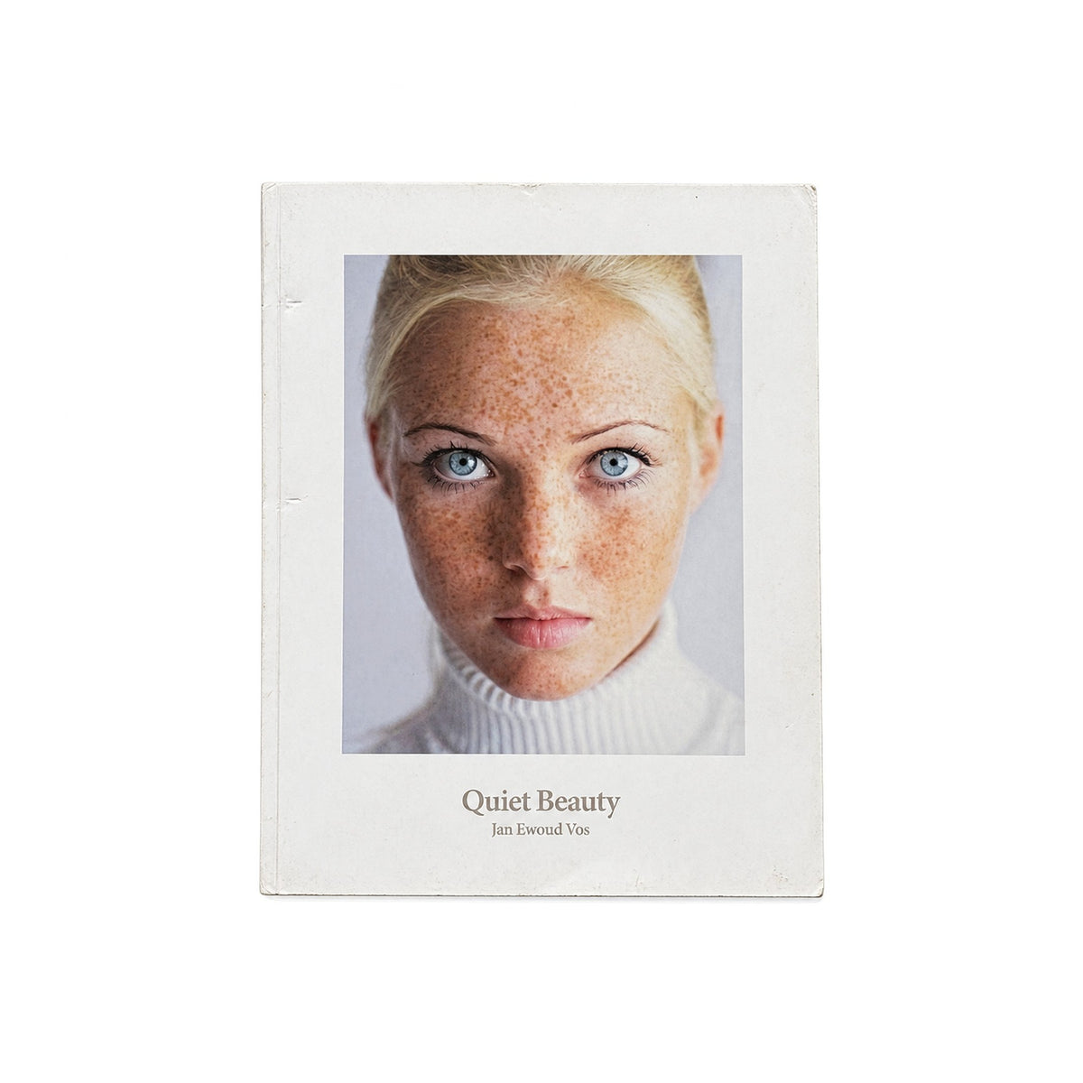 Portada blanca de Quiet Beauty de Jan Ewoud Vos con retrato de mujer pecosa y marcas de desgaste