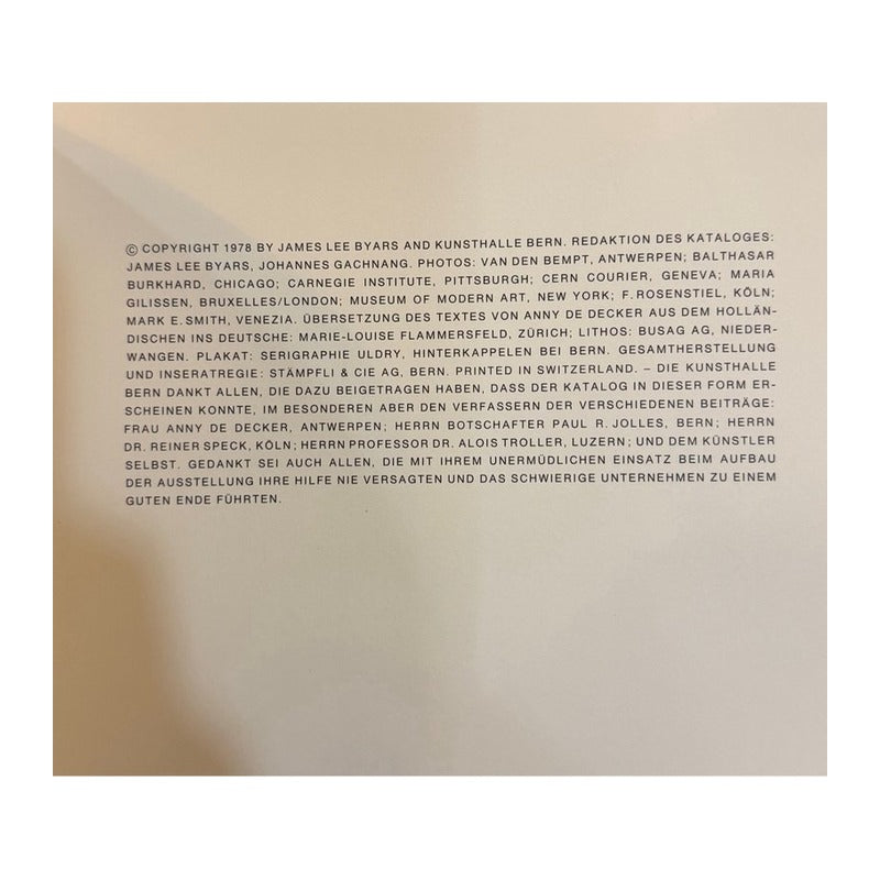 Página de créditos del catálogo de James Lee Byars con texto tipográfico en alemán