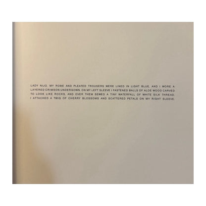 Página interior del libro de artista de James Lee Byars con texto poético en mayúsculas sobre papel claro
