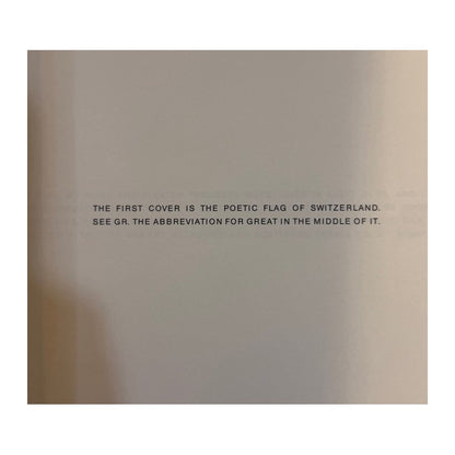 Página interior del catálogo con una frase breve en tipografía negra minimalista sobre papel claro