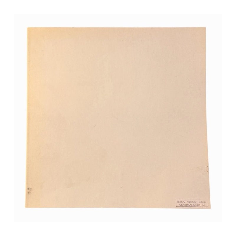 Portada clara del libro de artista de James Lee Byars con sello de la biblioteca Centraal Museum