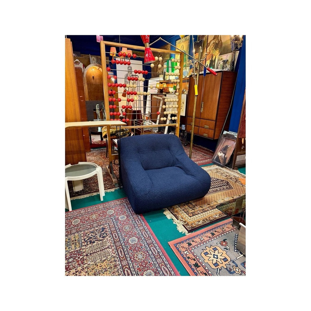 Butaca italiana vintage tapizada en azul, vista en una tienda