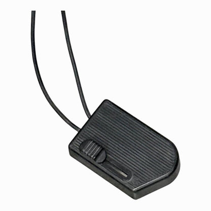 Pedal regulador negro estriado de la lámpara de pie Fénix, unido al cable eléctrico