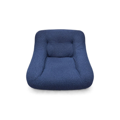 Butaca vintage azul vista de frente, con asiento y respaldo acolchados