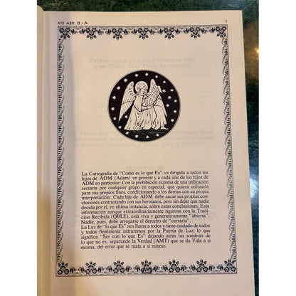 Página interior con ilustración de ángel alado dentro de círculo estrellado y texto esotérico