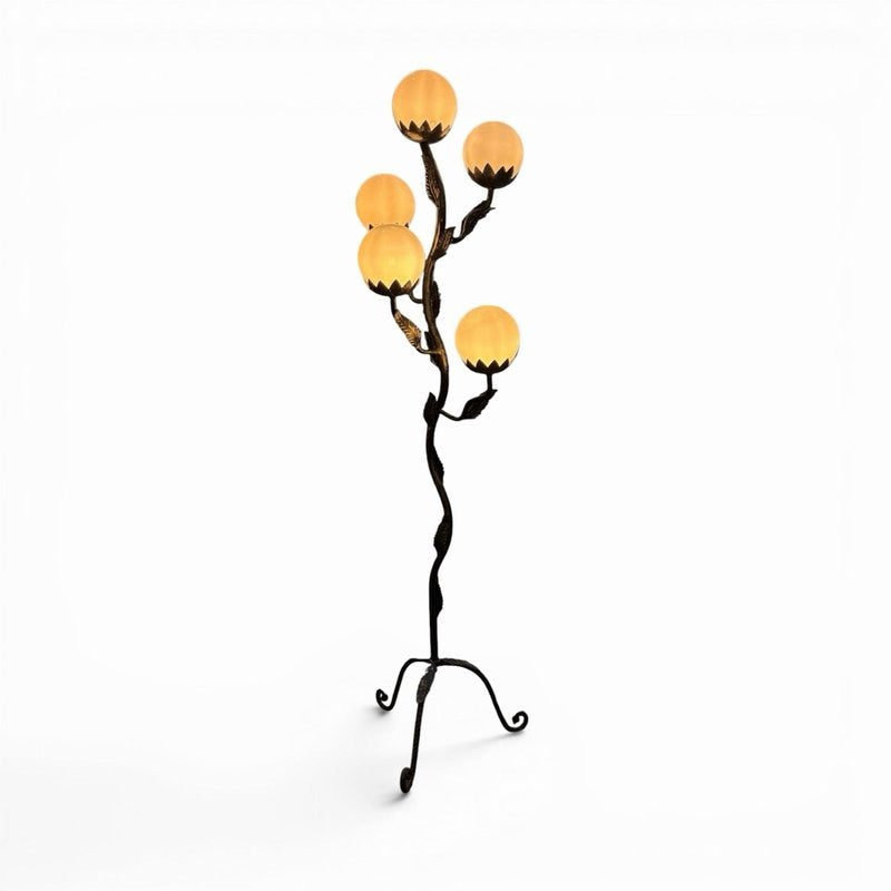 Lámpara de pie vintage de hierro forjado con cinco globos ambarinos encendidos y diseño floral orgánico