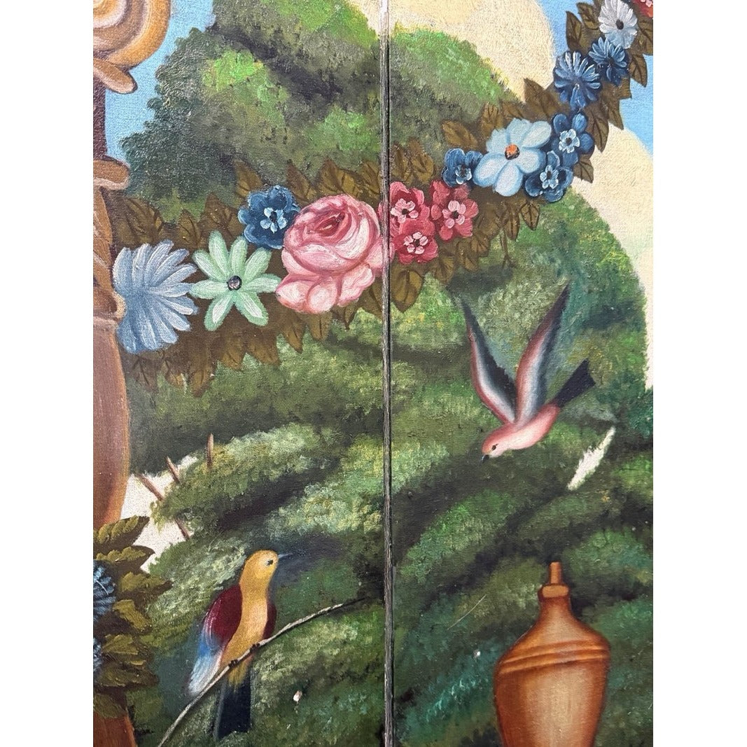 Detalle de rosas y flores azules con aves pequeñas entre follaje verde del biombo