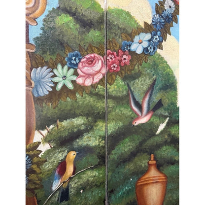Detalle de rosas y flores azules con aves pequeñas entre follaje verde del biombo