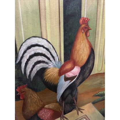 Detalle de gallo en biombo vintage Maitland-Smith, plumaje dorado y negro con cola blanca a rayas, fondo cortinas verdes