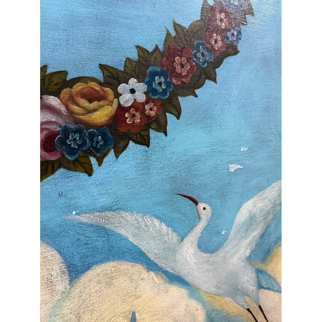 Detalle de guirnalda floral con rosas y flores azules sobre fondo celeste, ave blanca volando, biombo vintage