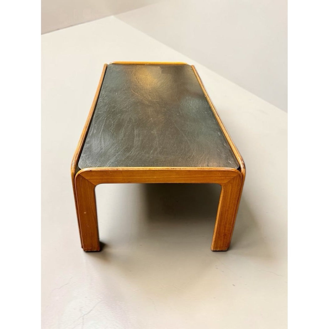 Mesa centro alemana Raumdesign vista frontal patas curvas madera y pizarra