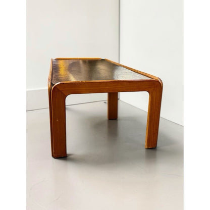 Vista lateral de mesa de centro de madera y pizarra negra diseño alemán años 80
