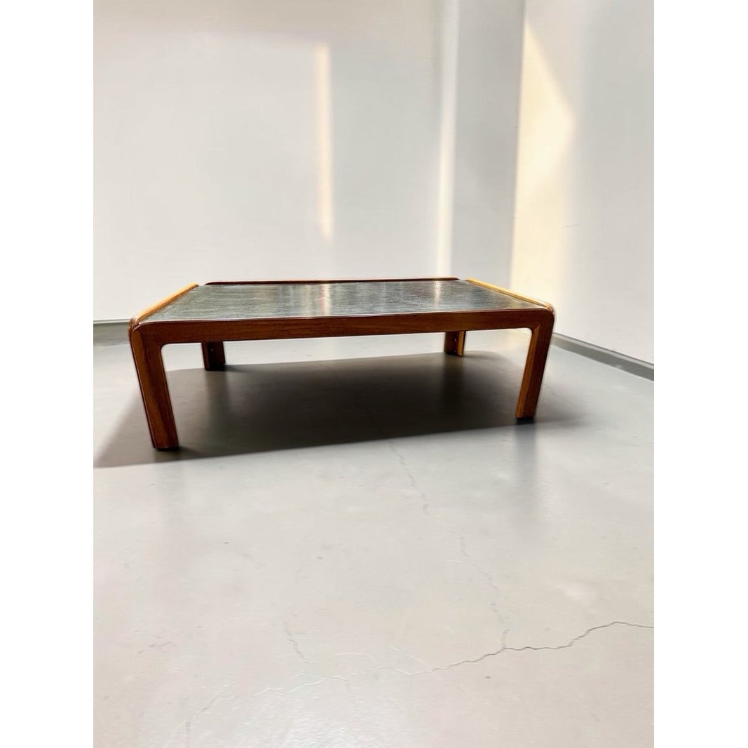 Vista frontal baja de mesa de centro vintage de madera con sobre de pizarra gris