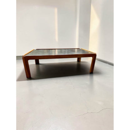 Vista frontal baja de mesa de centro vintage de madera con sobre de pizarra gris