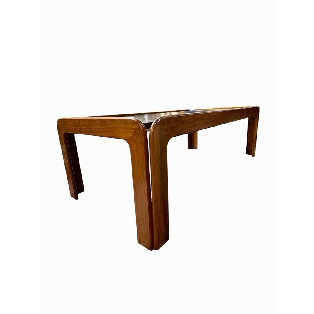 Detalle de patas curvas de madera de mesa de centro alemana vintage años 80
