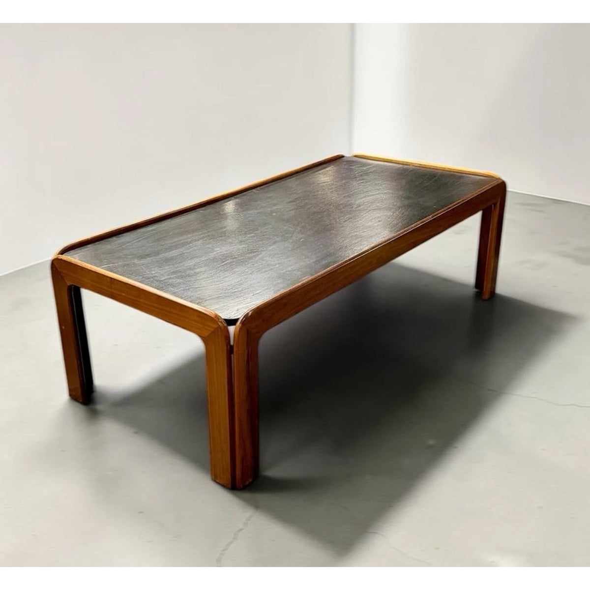 Mesa de centro vintage alemana años 80 con estructura de madera y sobre de pizarra negra