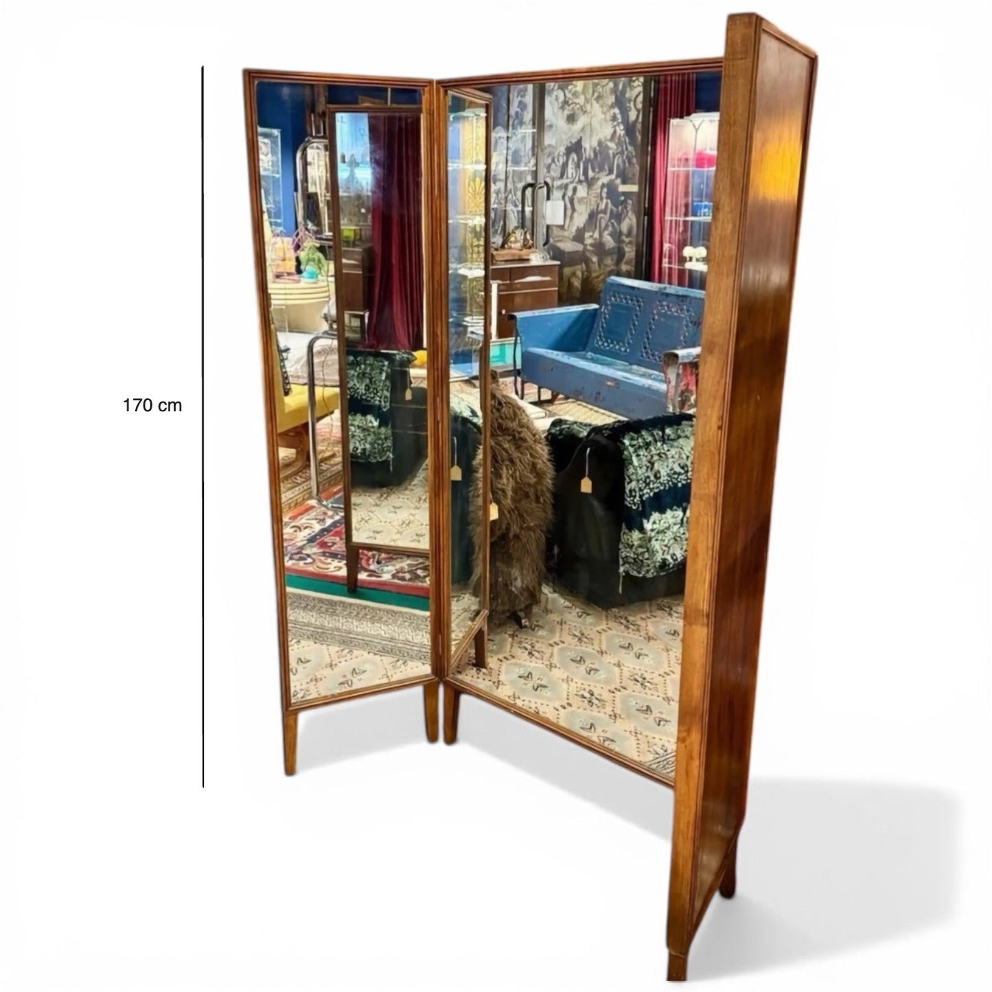 Espejo tríptico de pie mid century con marco de madera cálida desplegado en tres paneles sobre fondo blanco