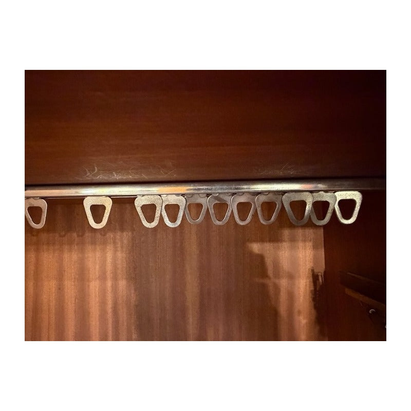 Interior de armario vintage de Ico Parisi con perchas metálicas para corbatas