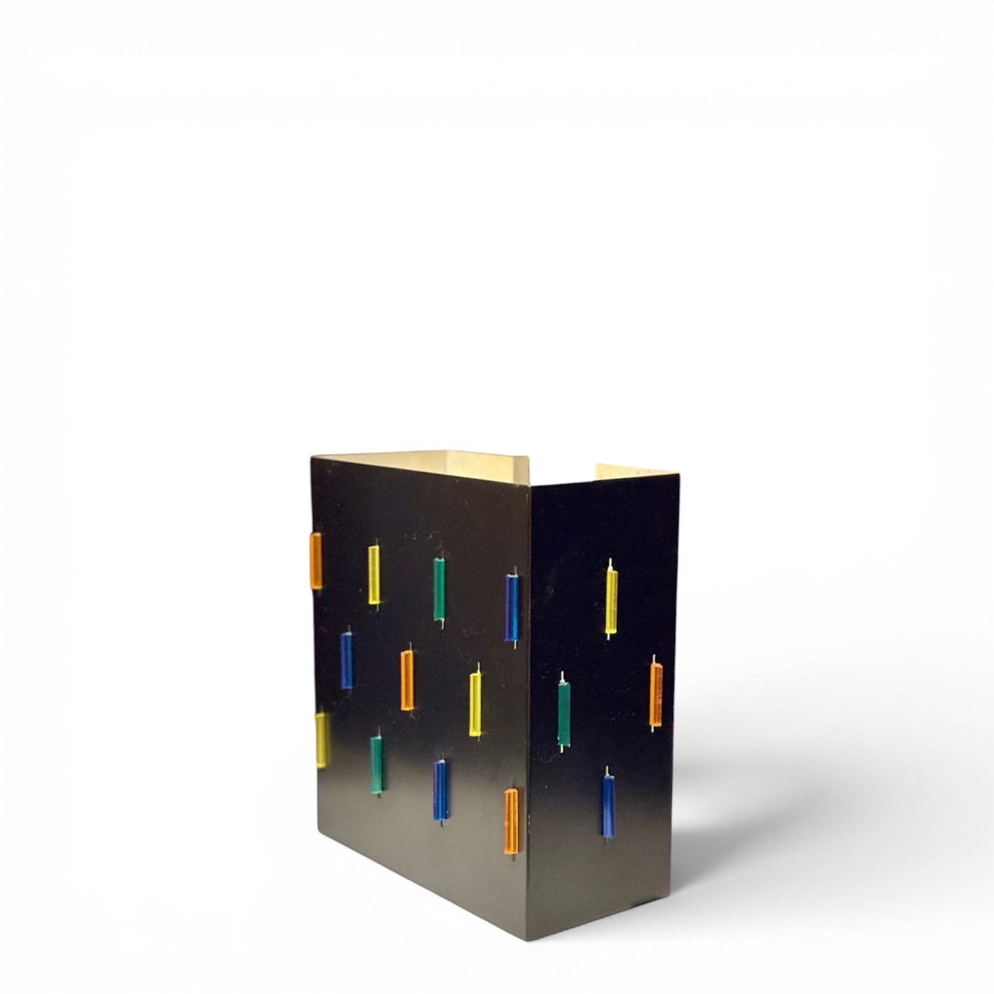 lampara de metal negro de pared con cristales verticales de colores vista lateral derecha