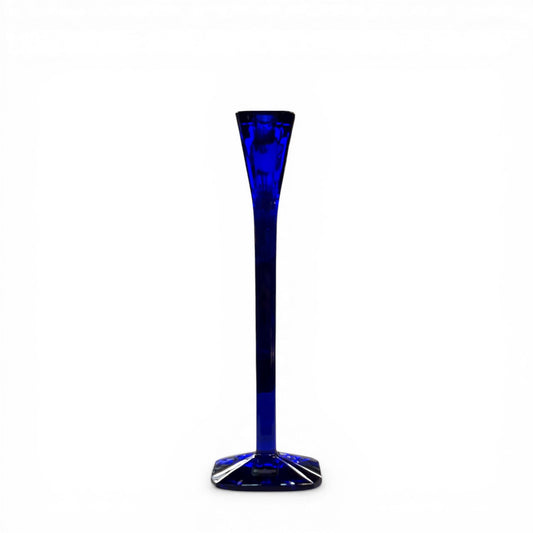 Candelabro de cristal azul cobalto modelo Polygon diseñado por Cátia Castel-Branco para Arnolfo di Cambio con fuste estilizado y base geométrica