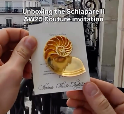 Schiaparelli Haute Couture Automne/Hiver 2025 invitation / pendant