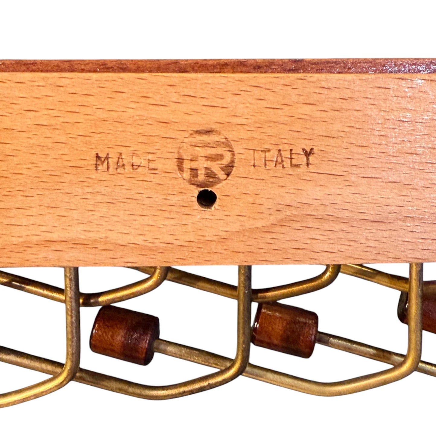 Detalle del sello FR Made Italy grabado en madera del armario Fratelli Reguitti