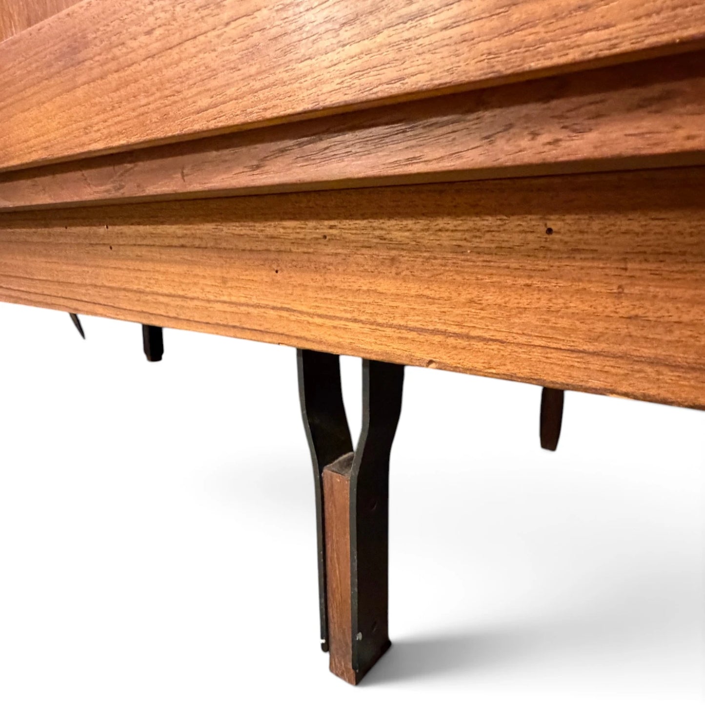 Detalle de la base y pata de madera oscura del armario italiano vintage