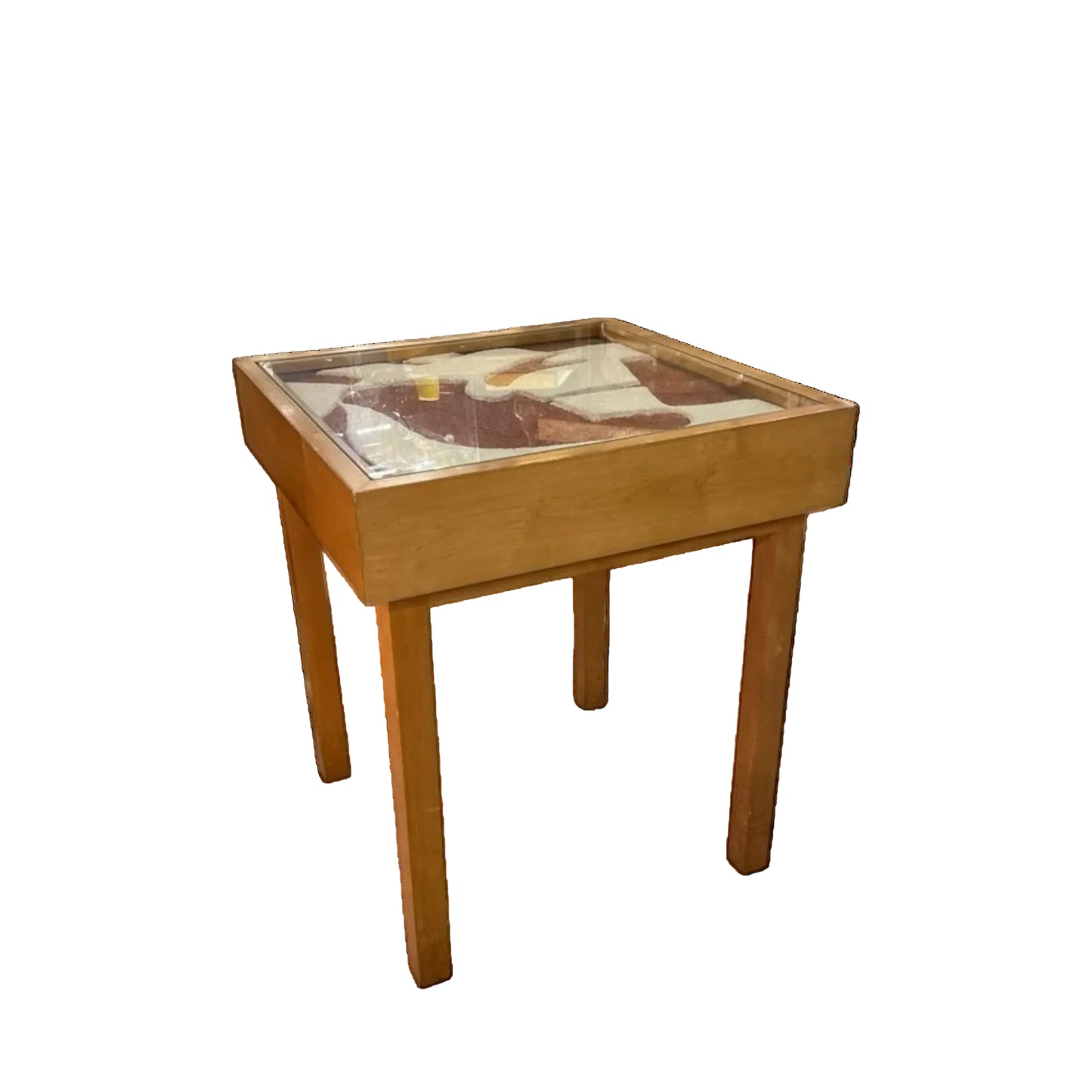 Mesa lateral de madera con estructura de líneas rectas y sobre de cristal protector sobre obra artística