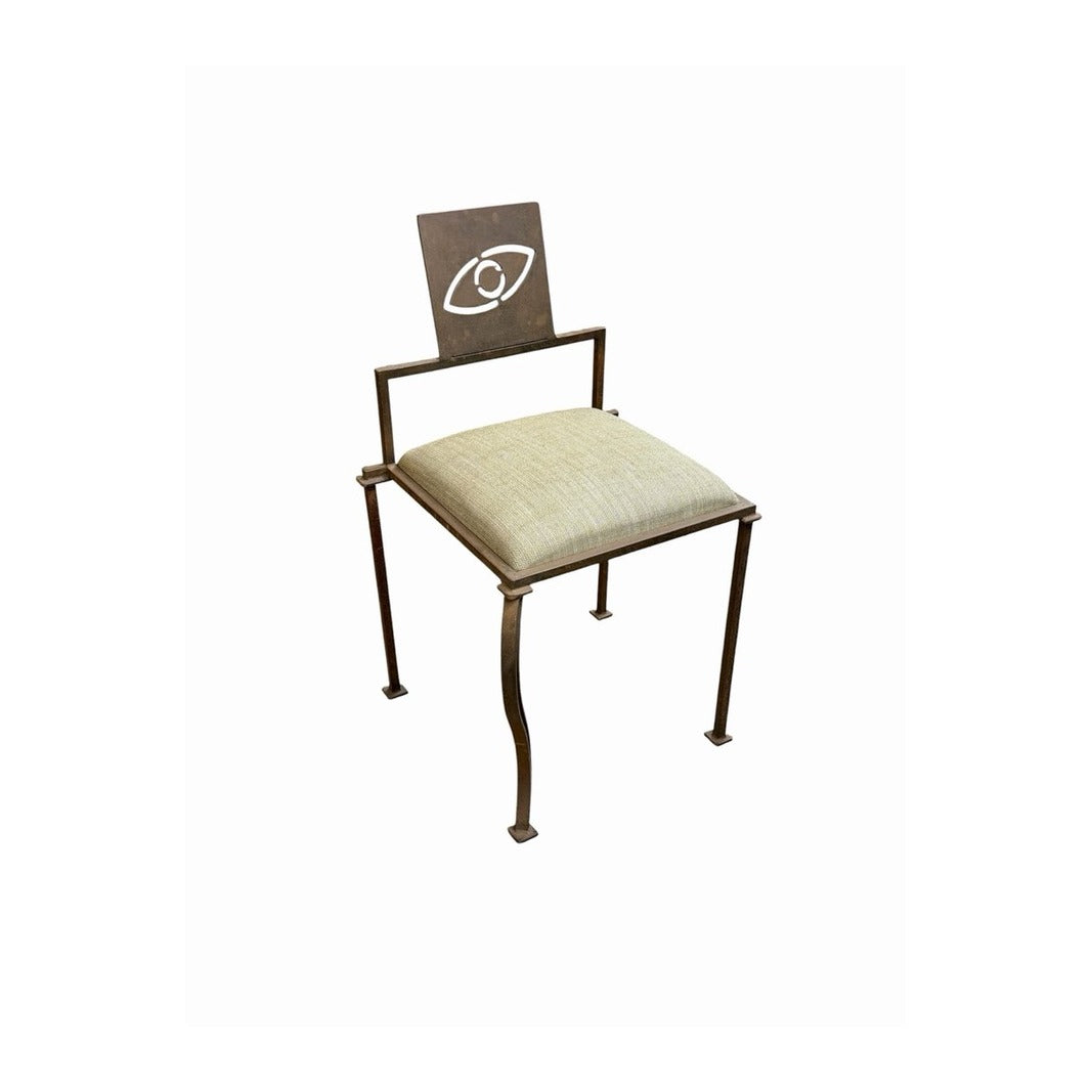 Silla brutalista de Cyrille Varet con estructura de forja artística y asiento tapizado beige