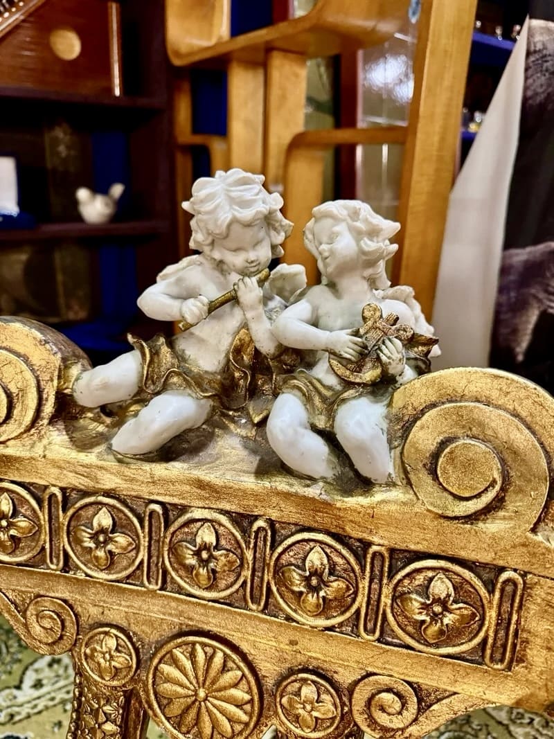 Silla dorada con Angeles y Ninfas