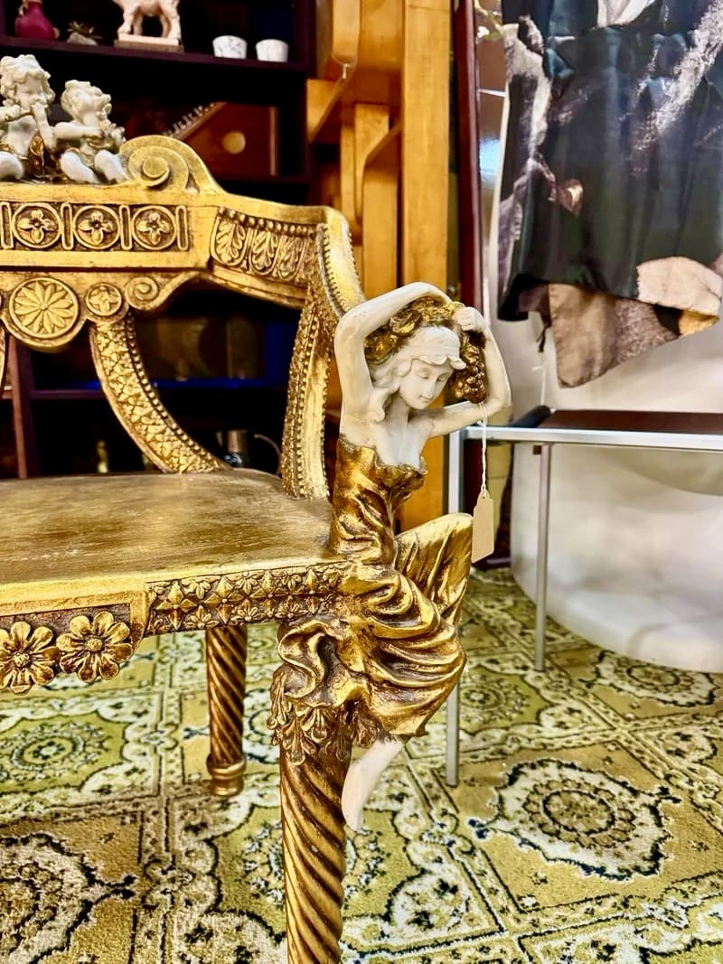 Silla dorada con Angeles y Ninfas