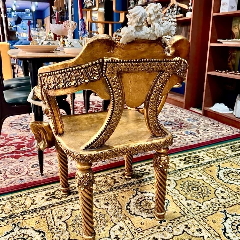 Silla dorada con Angeles y Ninfas