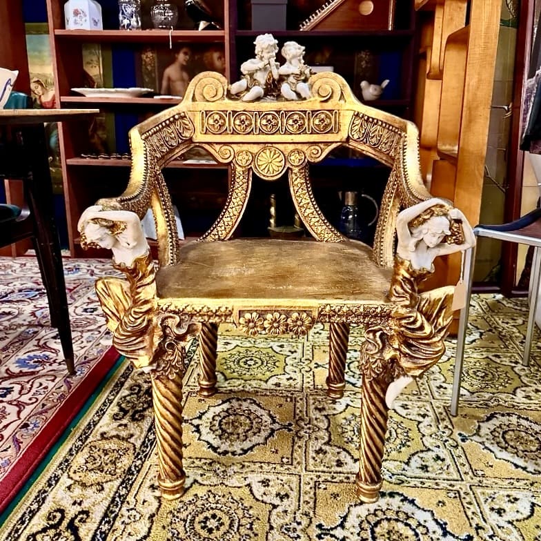 Silla dorada con Angeles y Ninfas