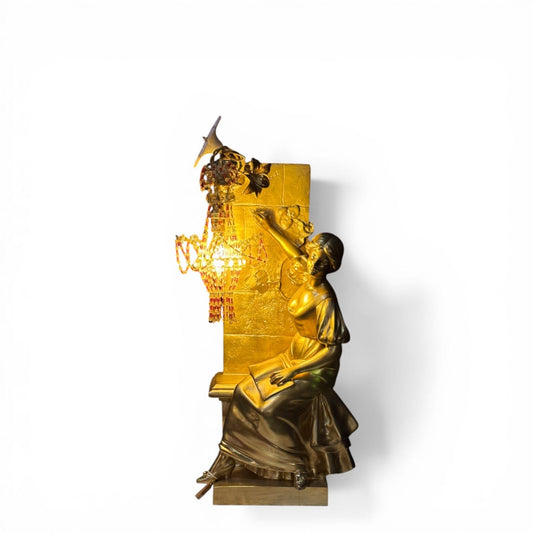 Lámpara de mesa escultórica reimaginada de 53cm: figura de dama de A.J. Scotte en metal de fundición con acabado dorado, integrando una araña de cristal simulada.