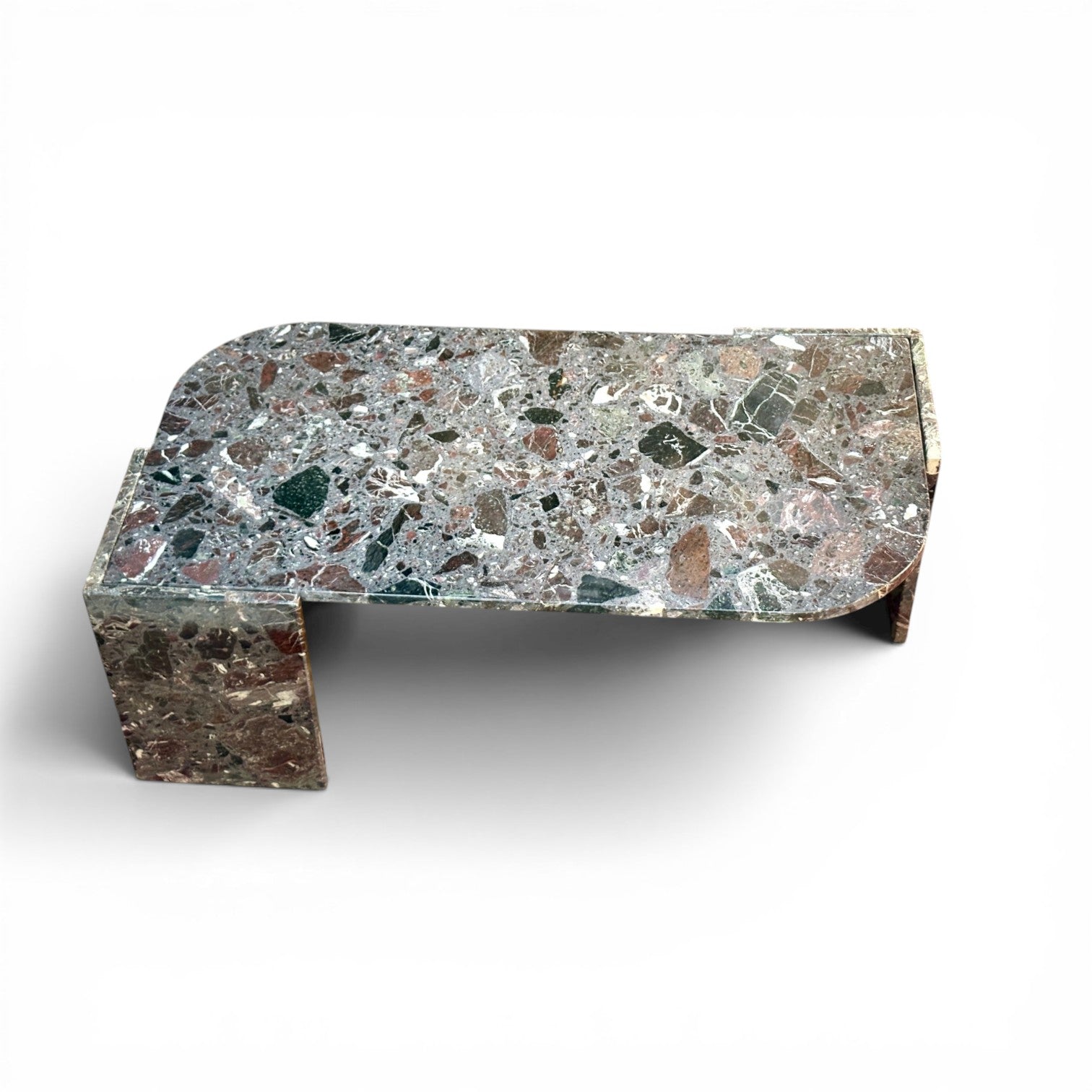Mesa de mármol: vista cenital detallada de los dos apoyos laterales y la estructura de la tapa