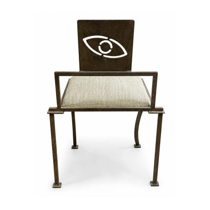 Vista frontal de silla brutalista con forja oscura, asiento beige y respaldo con símbolo de ojo