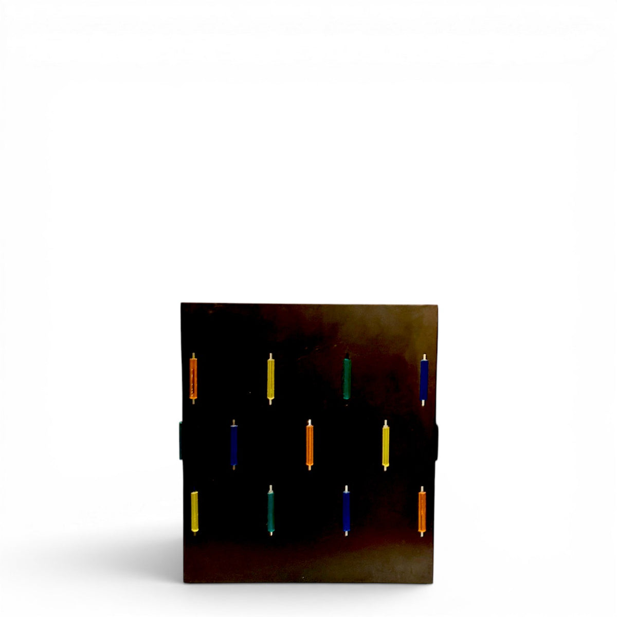 lampara de metal negro de pared con cristales verticales de colores vista frontal