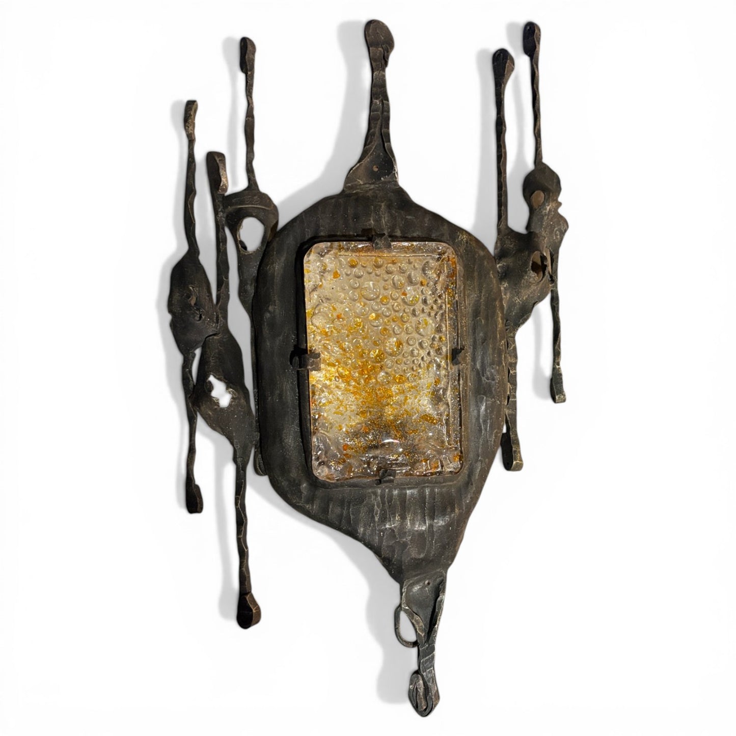 Aplique de pared brutalista de metal oscuro soldado con placa central de cristal ámbar burbujeante y formas orgánicas esculturales.