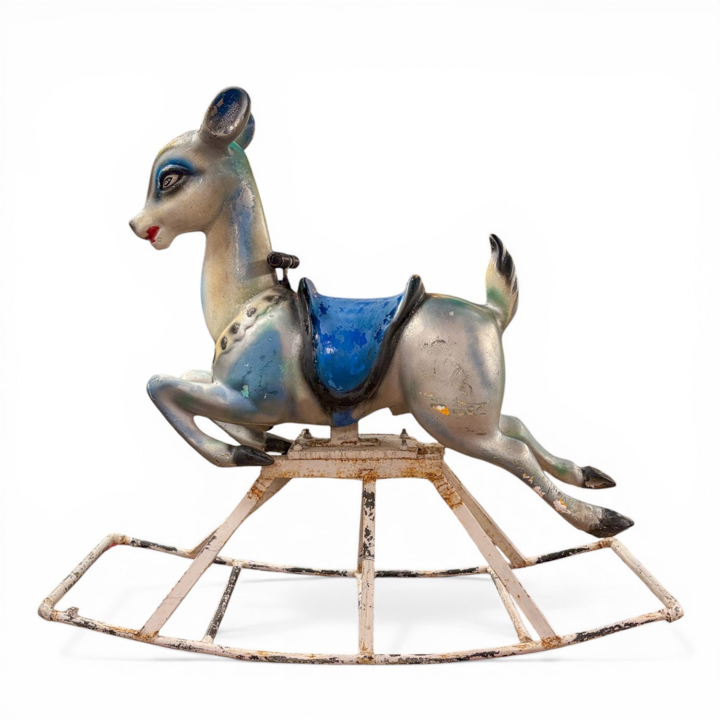 Balancín vintage de aluminio fundido con forma de cervatillo estilo Bambi y pátina envejecida sobre base de metal.