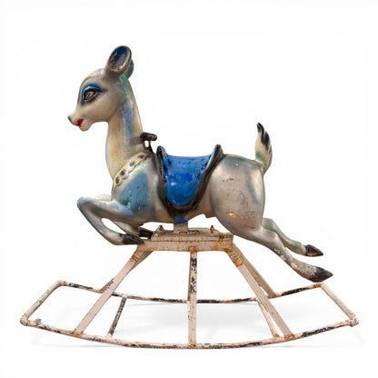Balancín vintage de aluminio fundido con forma de cervatillo estilo Bambi y pátina envejecida sobre base de metal.