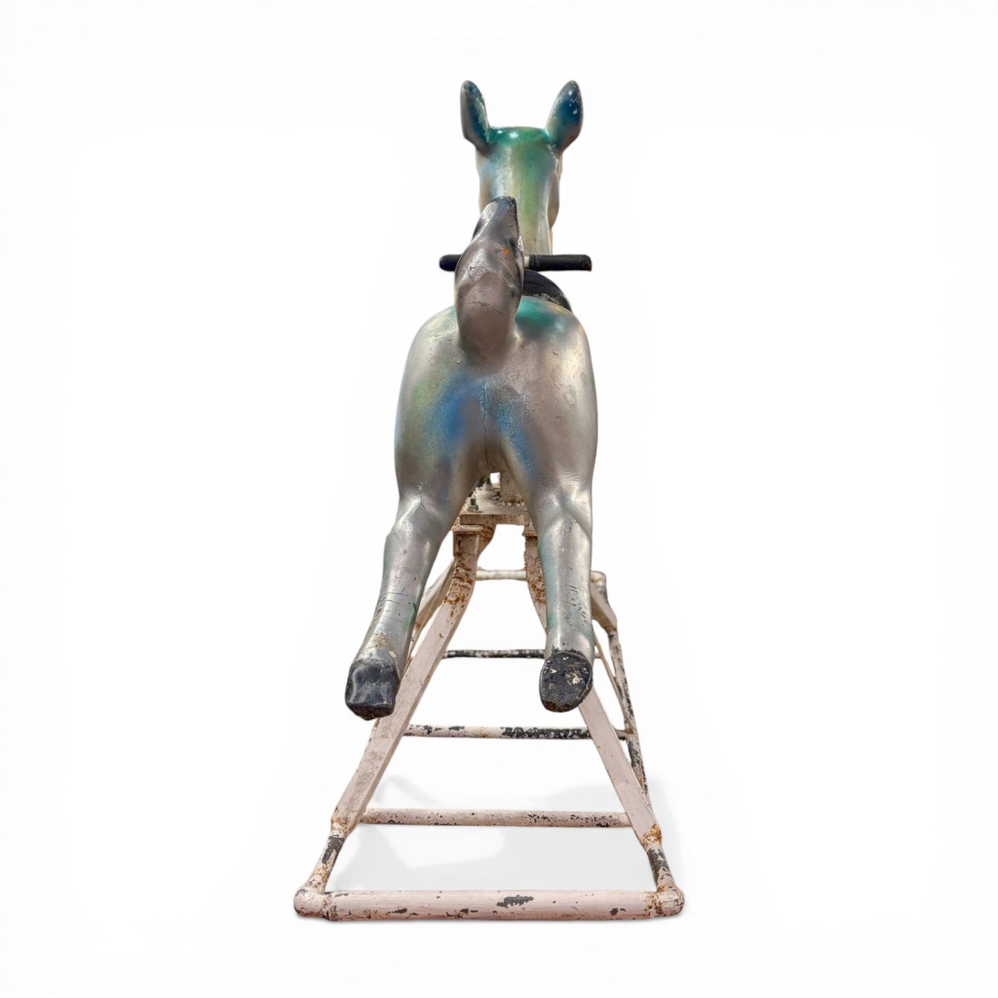 Balancín vintage de aluminio fundido con forma de cervatillo estilo Bambi y pátina envejecida sobre base de metal.